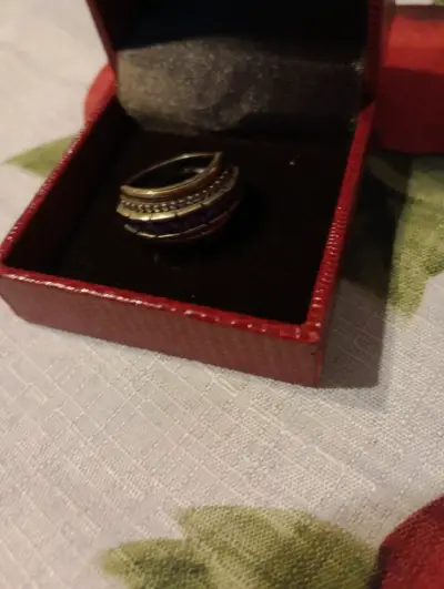 Anillo de plata con piedras púrpuras - miniatura 2