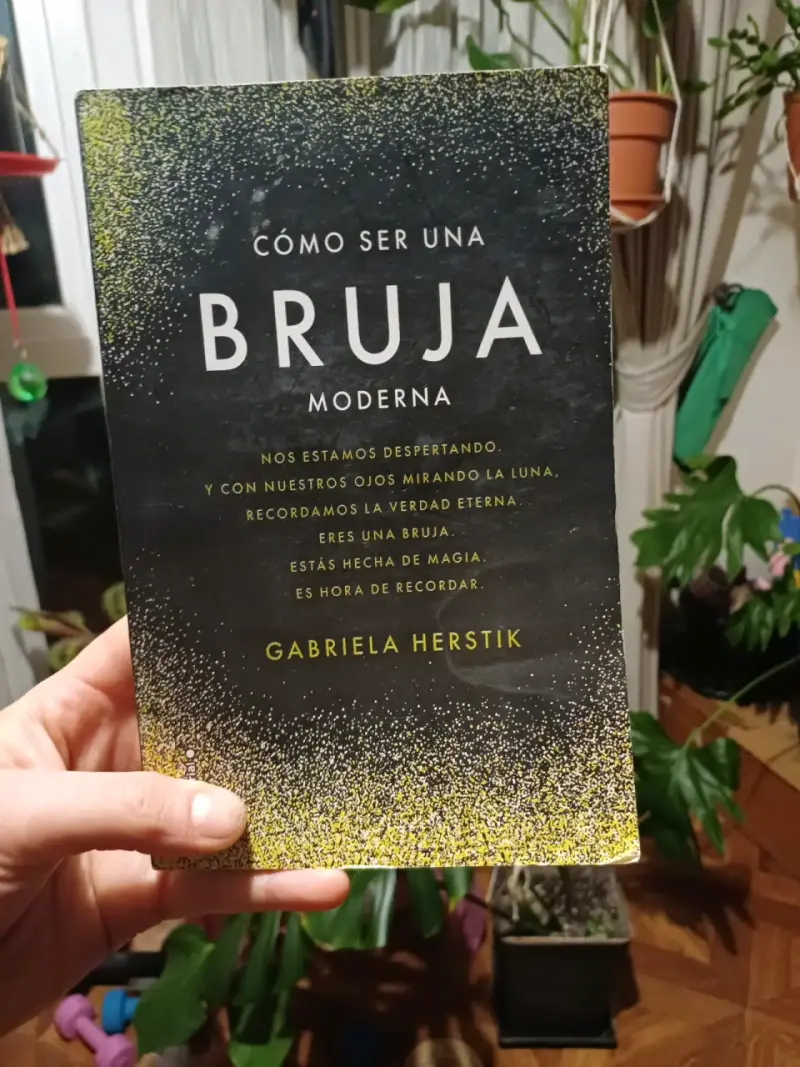 Libro 'Cómo ser una bruja moderna'