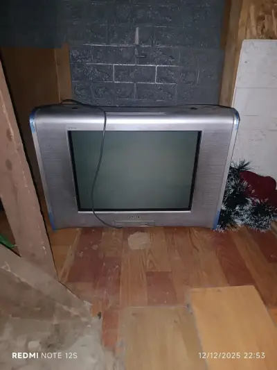 Televisor Sony Wega retro y lote - miniatura 1