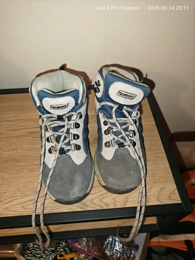 Botas de montaña grises y azules - 1