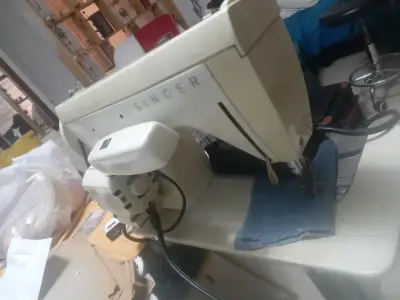 Máquina de coser Singer clásica - miniatura 1
