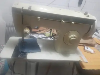 Máquina de coser Singer clásica - miniatura 2