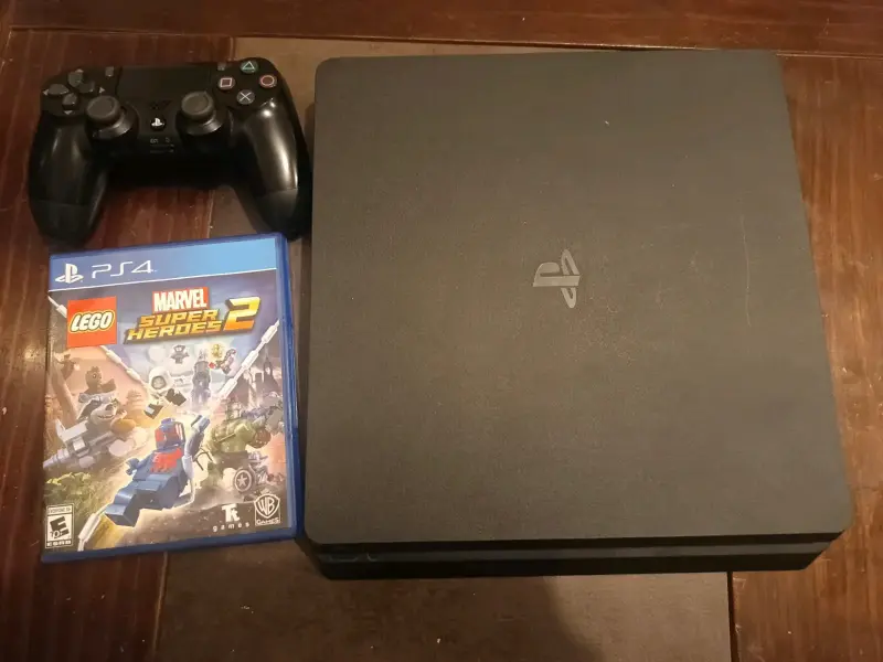 PlayStation 4 con control y juego - 1