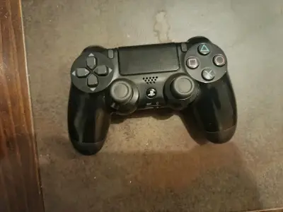 PlayStation 4 con control y juego - miniatura 2