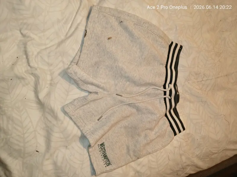 Shorts grises con detalles