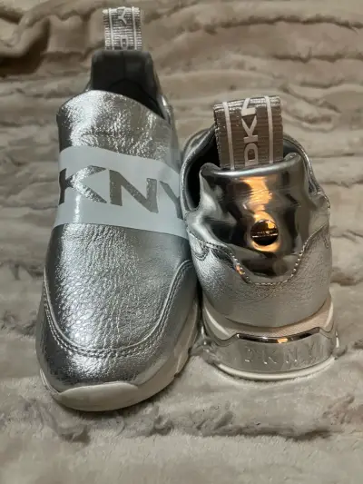 Zapatillas plateadas DKNY con logo - miniatura 1