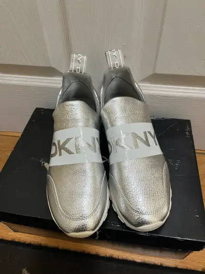 Zapatillas plateadas DKNY con logo - miniatura 2