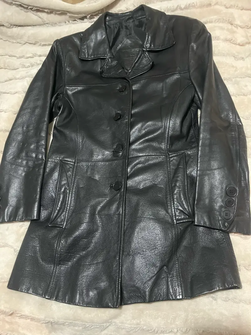 Abrigo negro de cuero 100%
