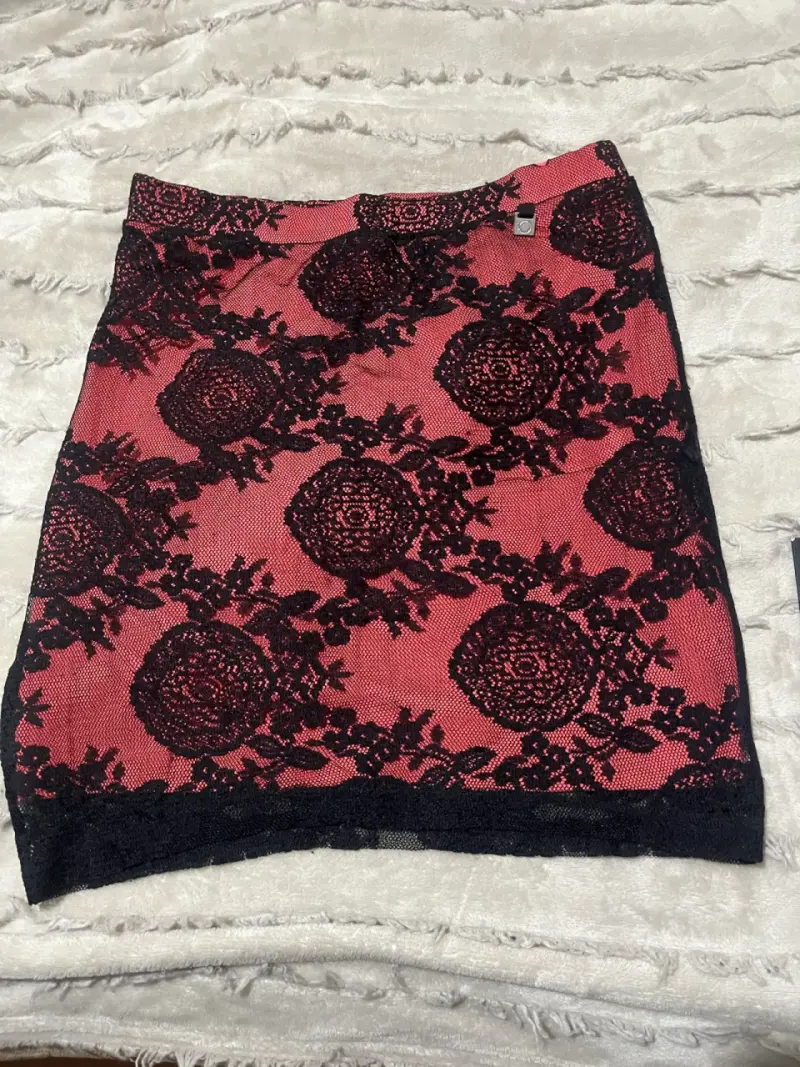 Falda mini encaje negro y rosa