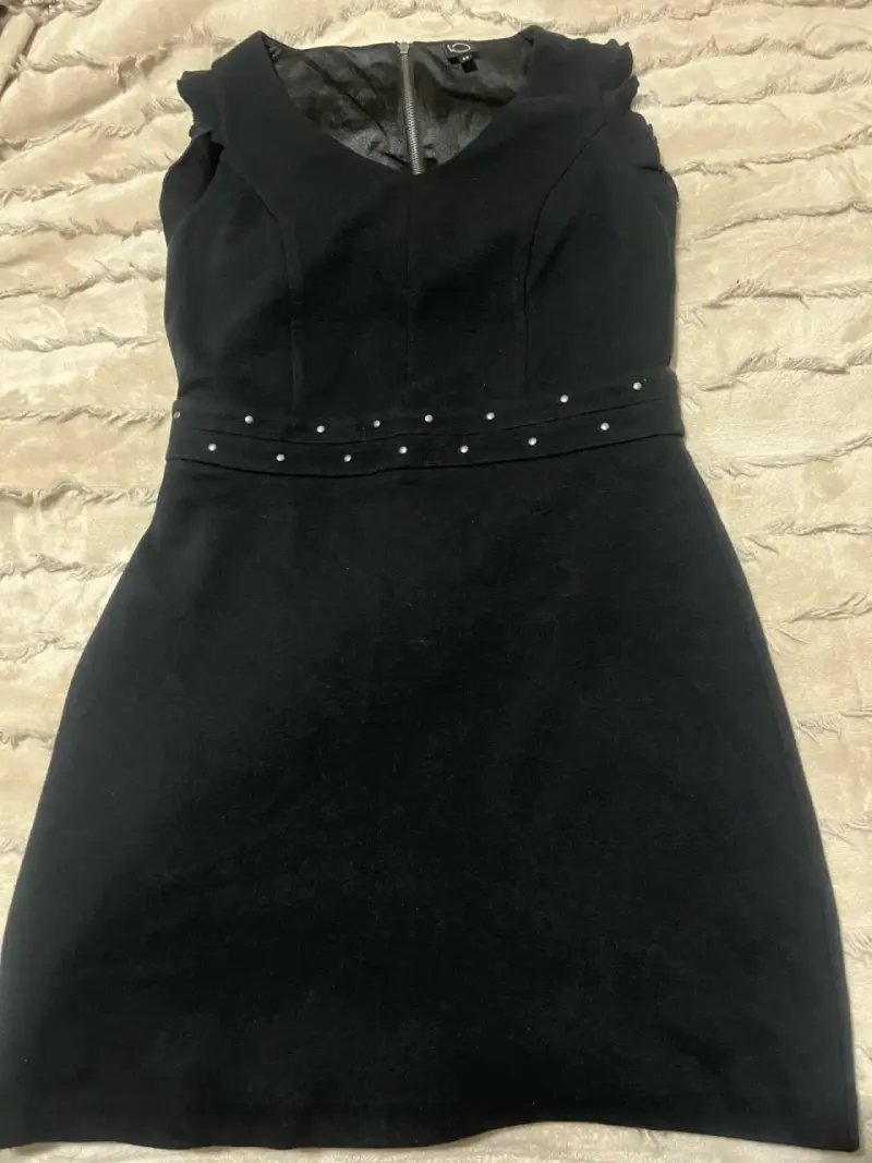 Vestido negro elegante con perlas - 1