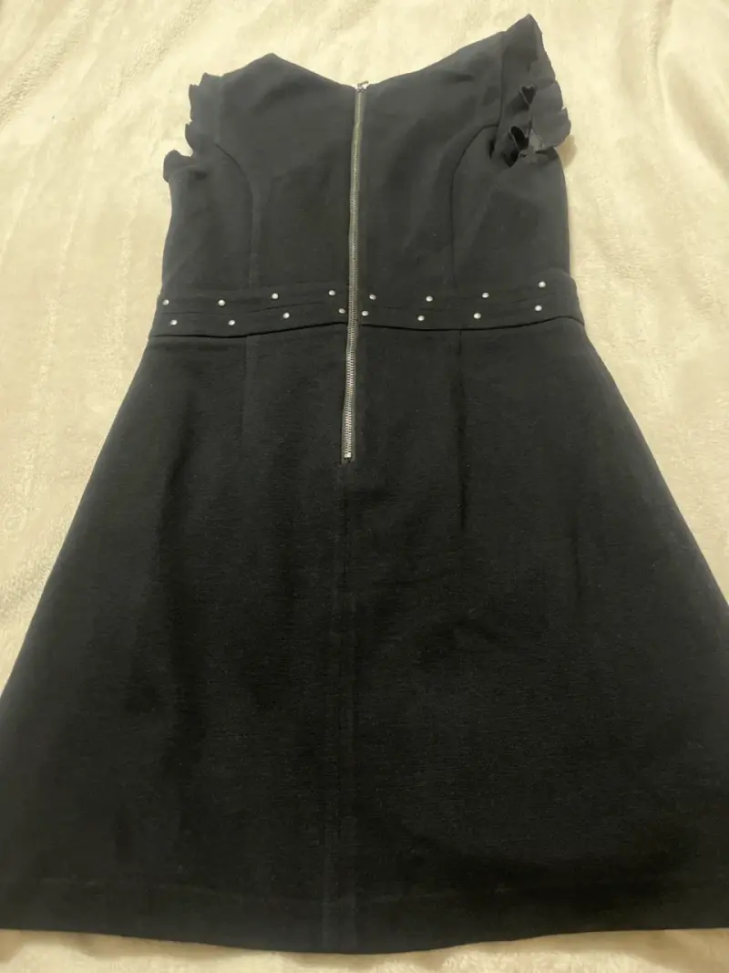 Vestido negro elegante con perlas - 2