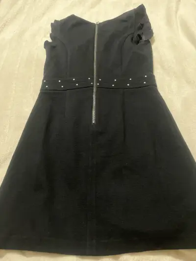 Vestido negro elegante con perlas - miniatura 2