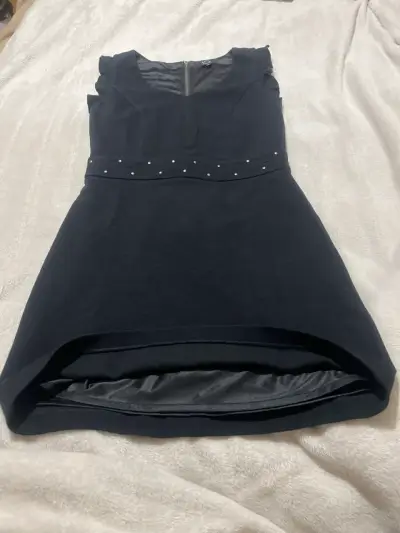 Vestido negro elegante con perlas - miniatura 3