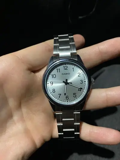 Reloj análogo Casio plateado - miniatura 1