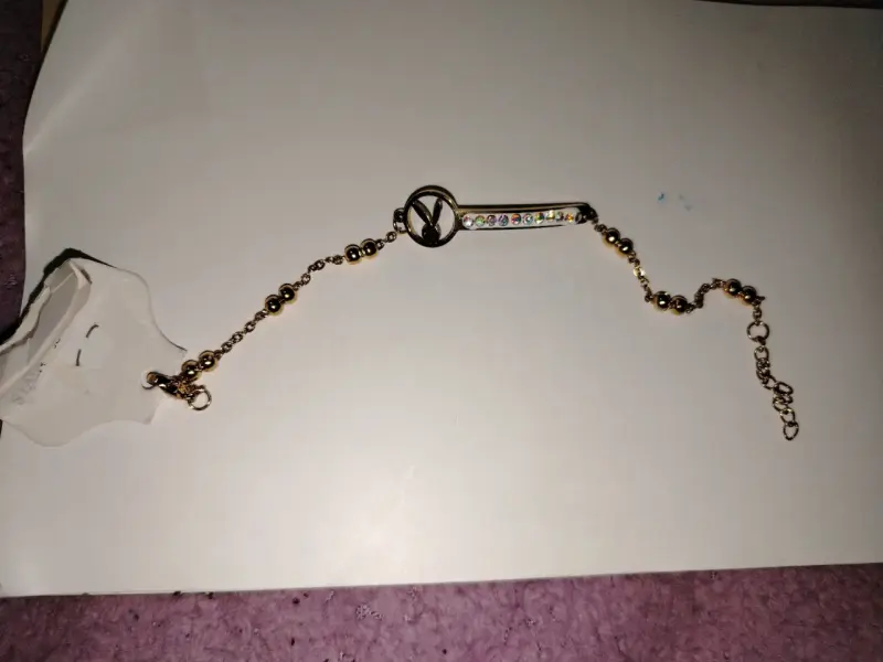 Pulsera dorada con cristales