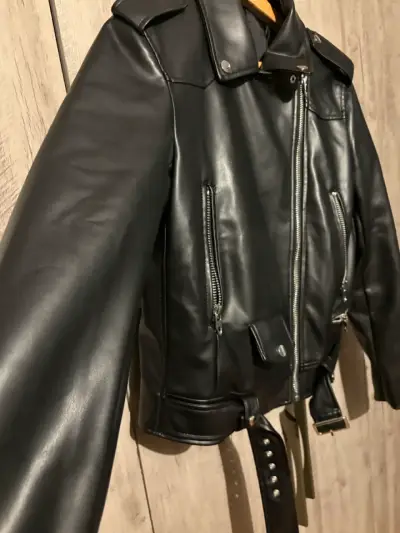 Chaqueta de cuero negra - miniatura 2