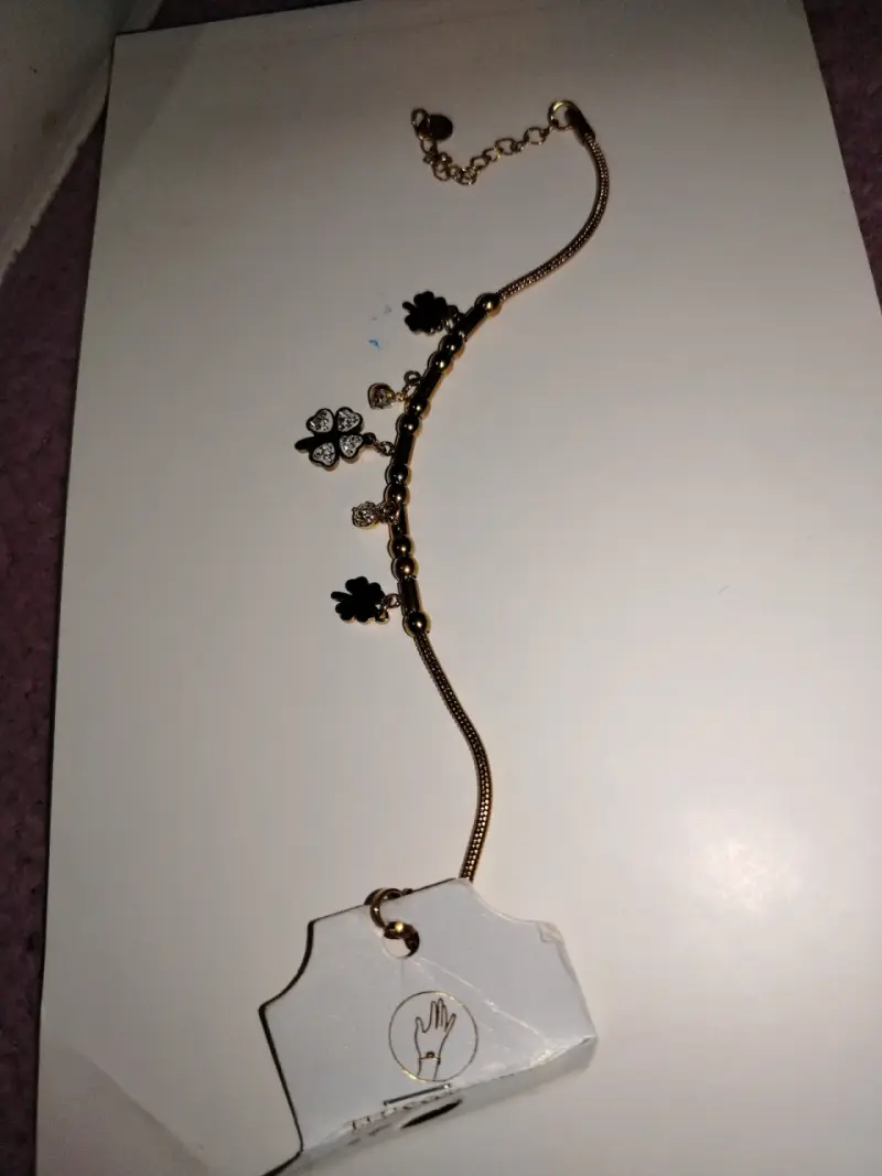 Pulsera dorada con tréboles