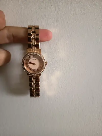 Reloj Fossil dorado con cristales - miniatura 1