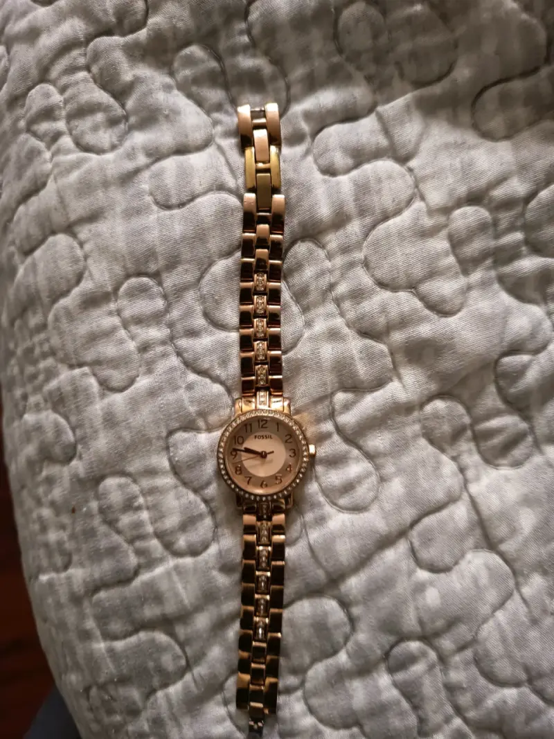 Reloj Fossil dorado con cristales - 3