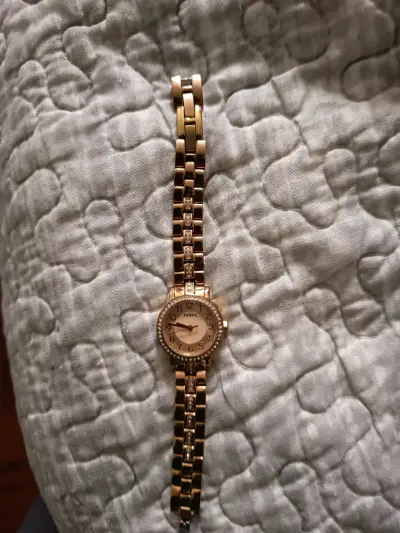 Reloj Fossil dorado con cristales - miniatura 3