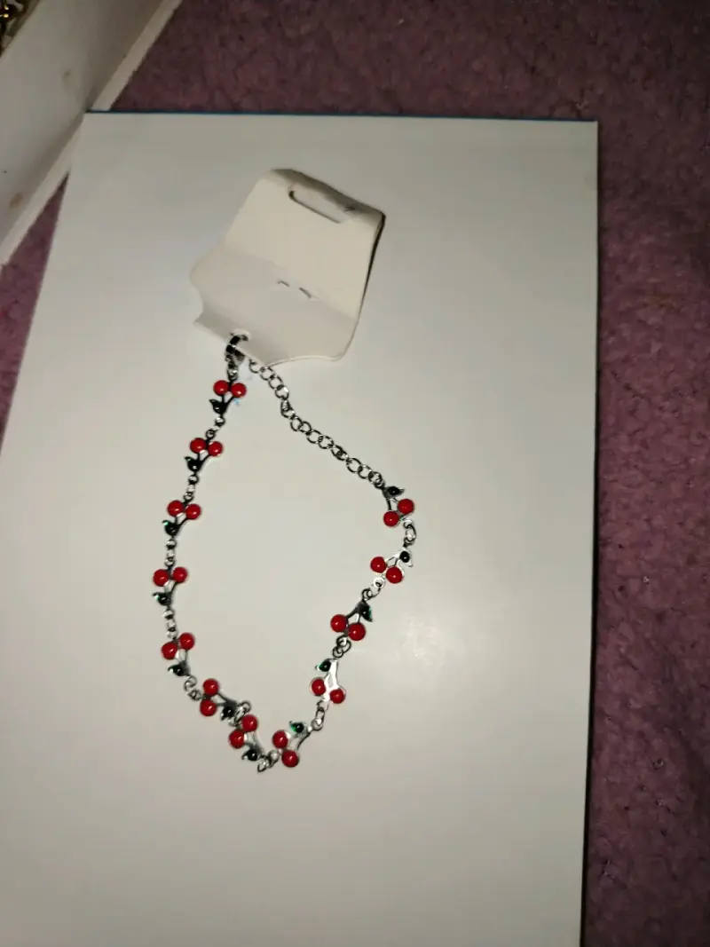 Pulsera con cuentas rojas y negras