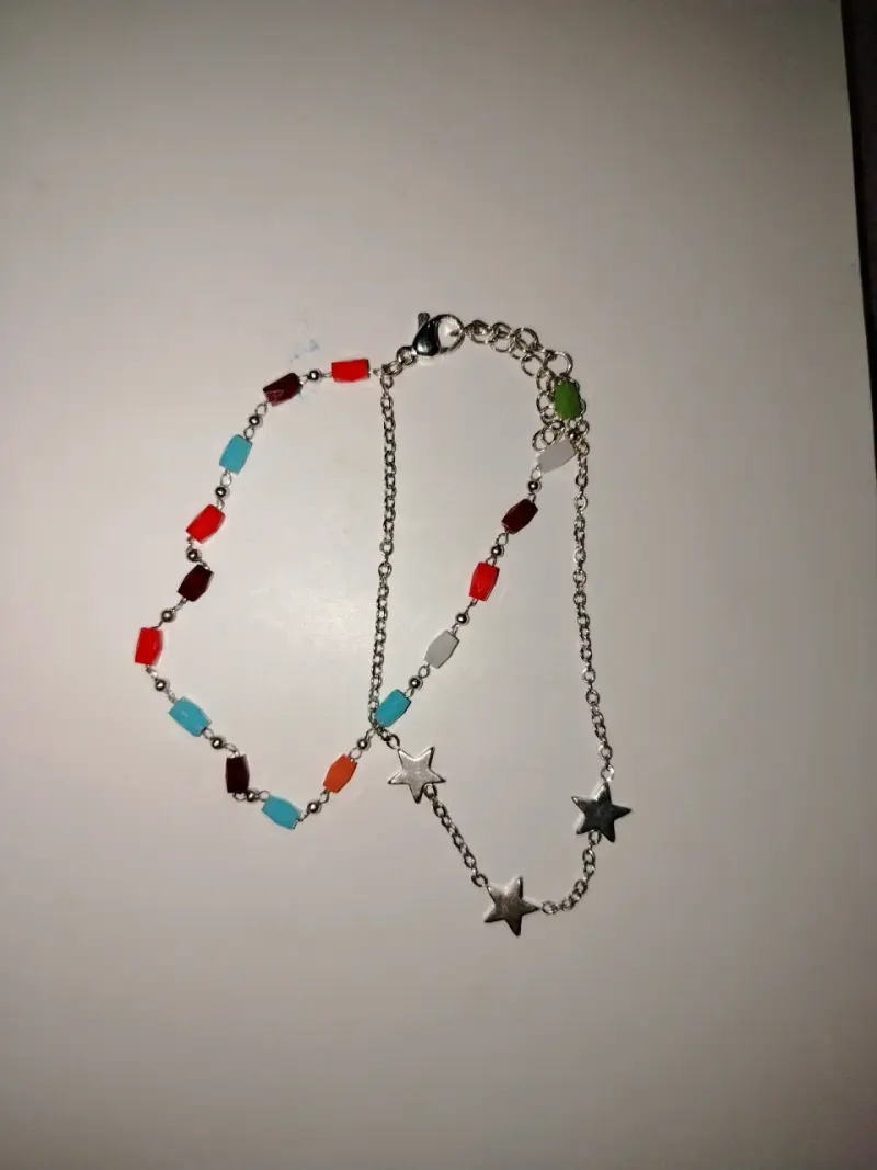 Pulsera multicolor con estrellas