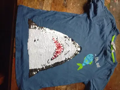 Polera azul con diseño de tiburóny super héroes - miniatura 1