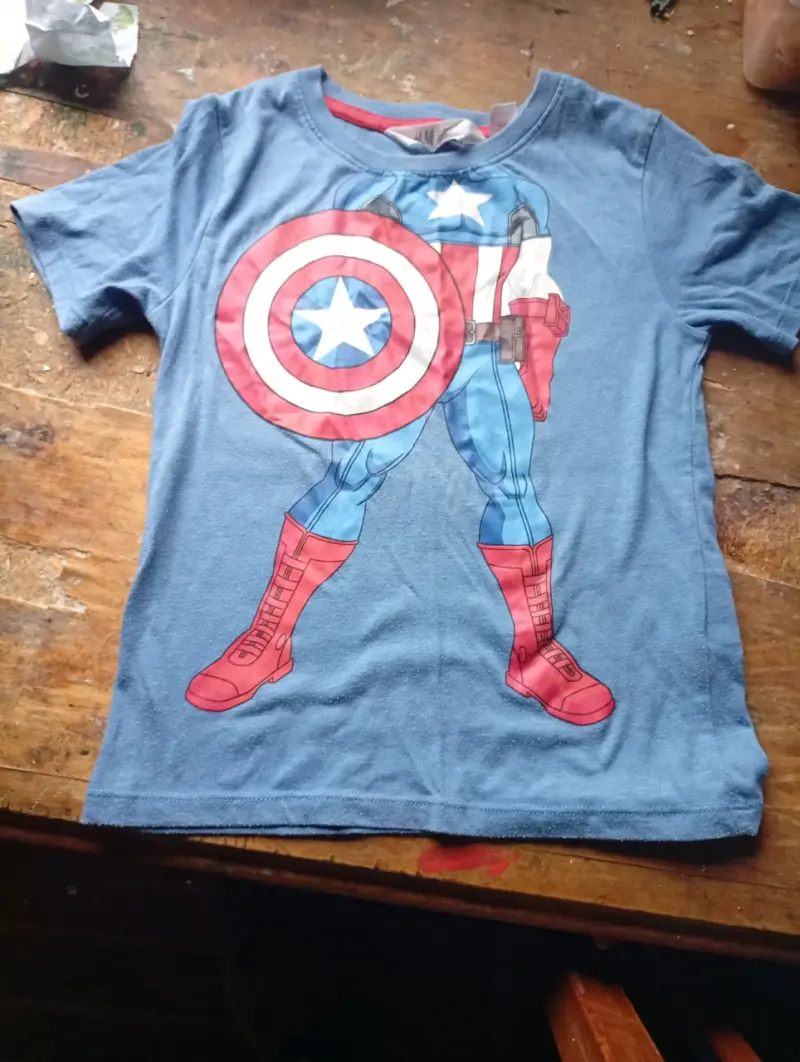 Polera azul con diseño de tiburóny super héroes - 3