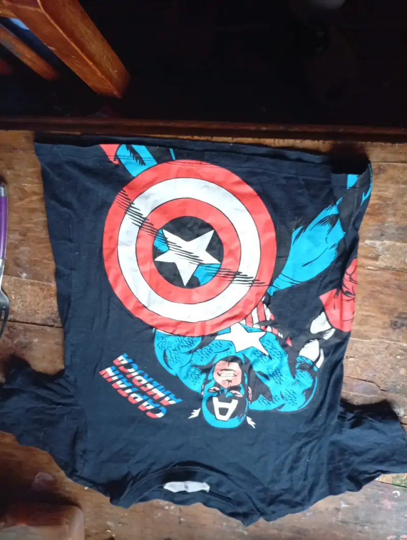Polera azul con diseño de tiburóny super héroes - 4