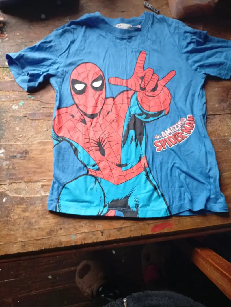 Polera azul con diseño de tiburóny super héroes - 5