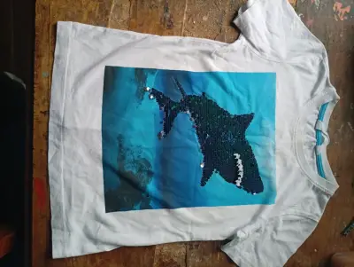 Polera azul con diseño de tiburóny super héroes - miniatura 6