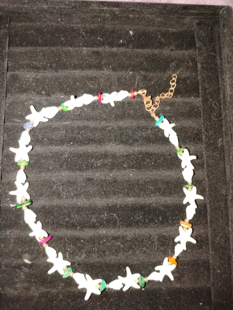 Collar con estrellas blancas