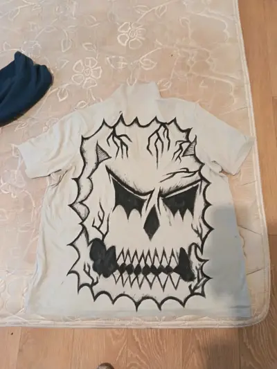 Polera blanca con diseño de calavera - miniatura 1