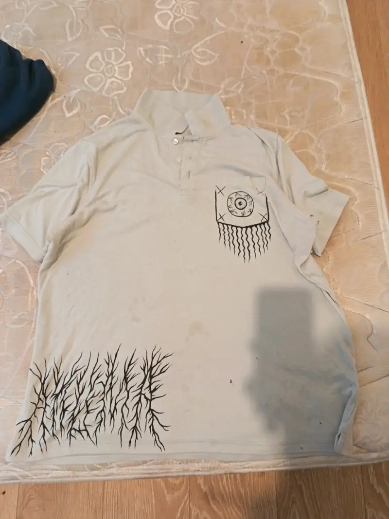 Polera blanca con diseño de calavera - 2