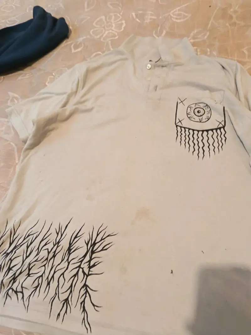 Polera blanca con diseño de calavera - 3