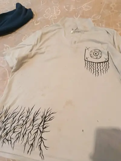 Polera blanca con diseño de calavera - miniatura 3