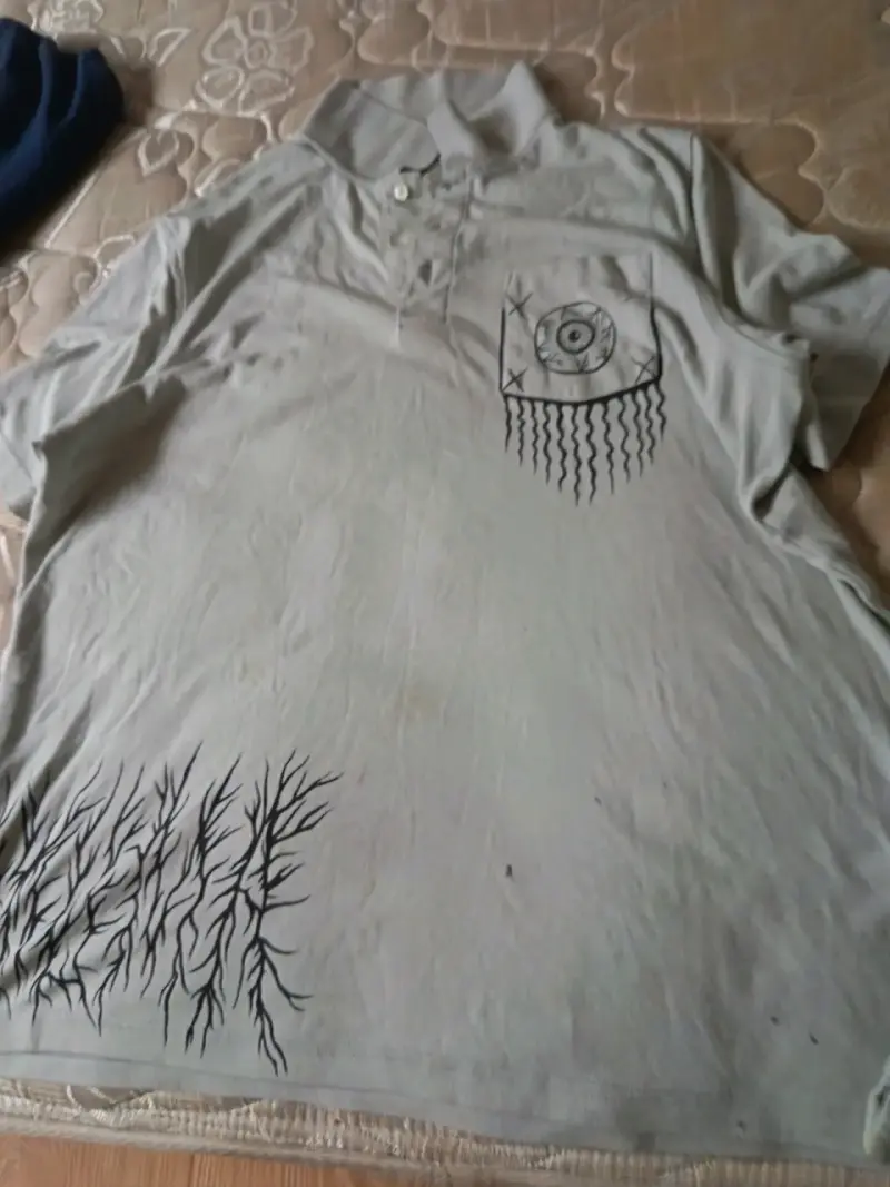 Polera blanca con diseño de calavera - 4