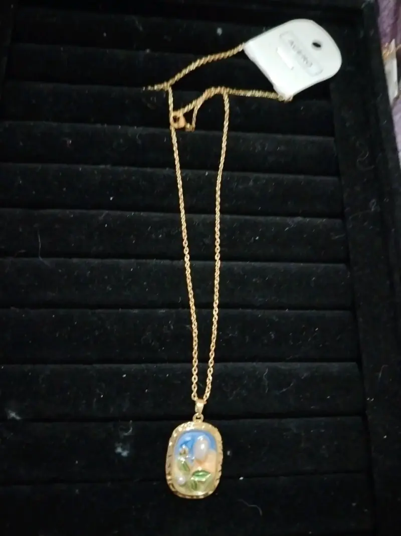 Collar con colgante floral