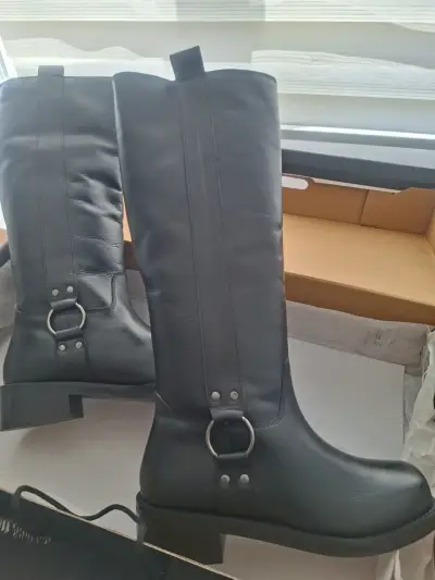 Botas negras de cuero - miniatura 1
