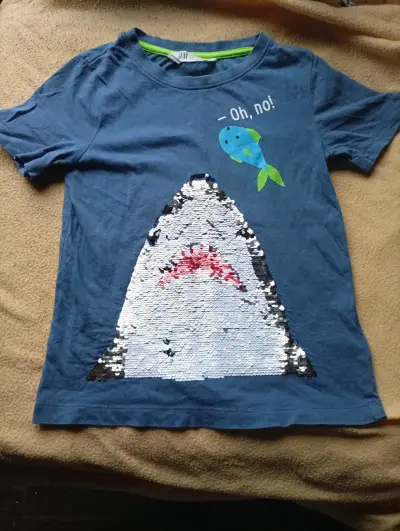 Polera infantil con diseño de tiburón super heroes - miniatura 1