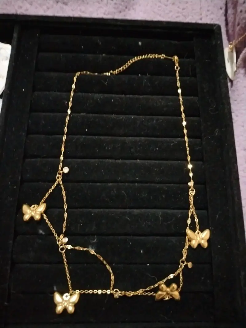 Collar dorado con mariposas