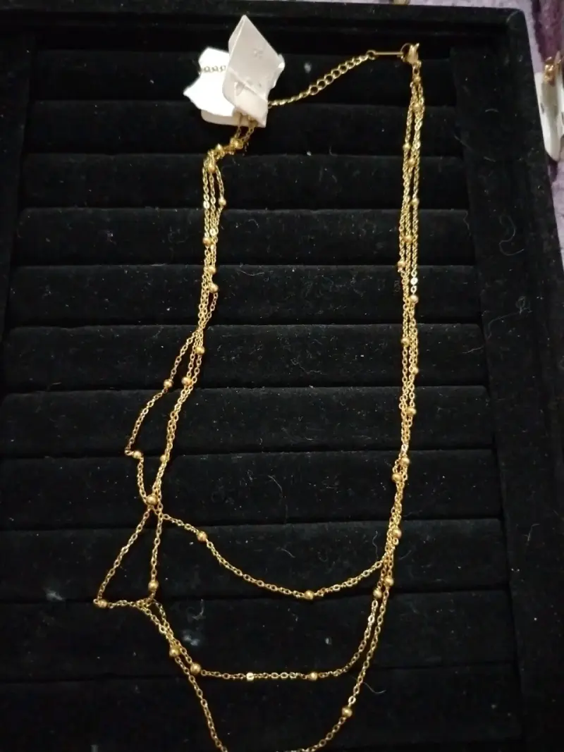 Collar dorado de tres hilos