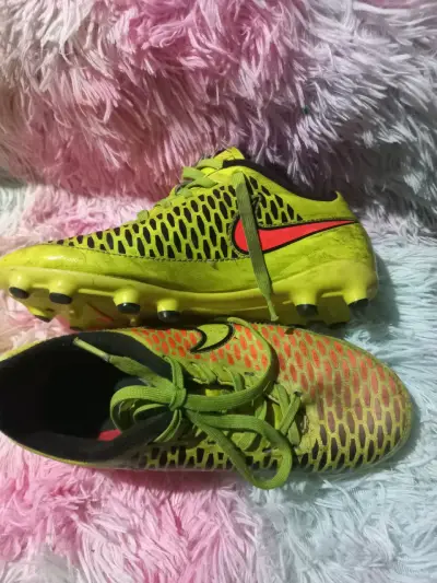 Zapatillas de fútbol verde y negro - miniatura 1
