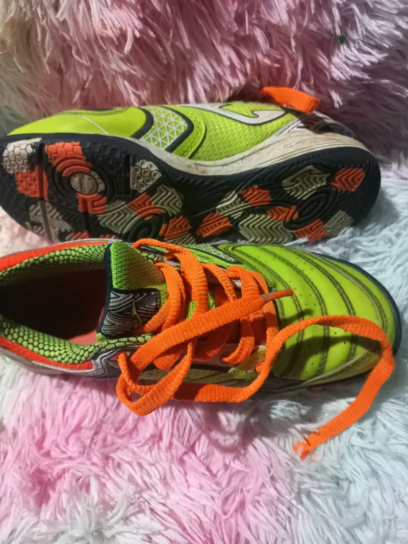 Zapatillas de fútbol verde y negro - 2