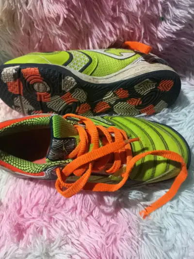 Zapatillas de fútbol verde y negro - miniatura 2