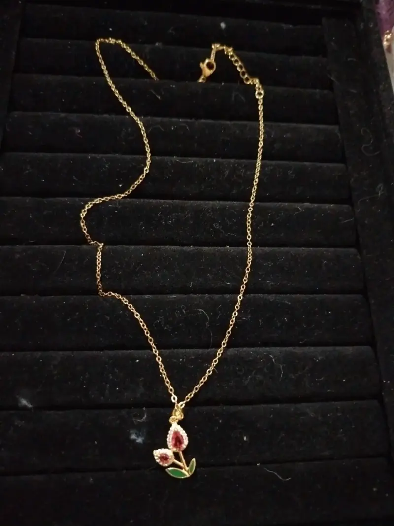 Collar dorado con dije de flor