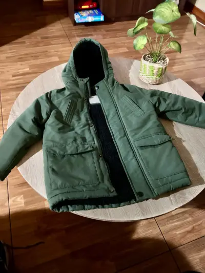 Chaqueta verde con capucha - miniatura 2
