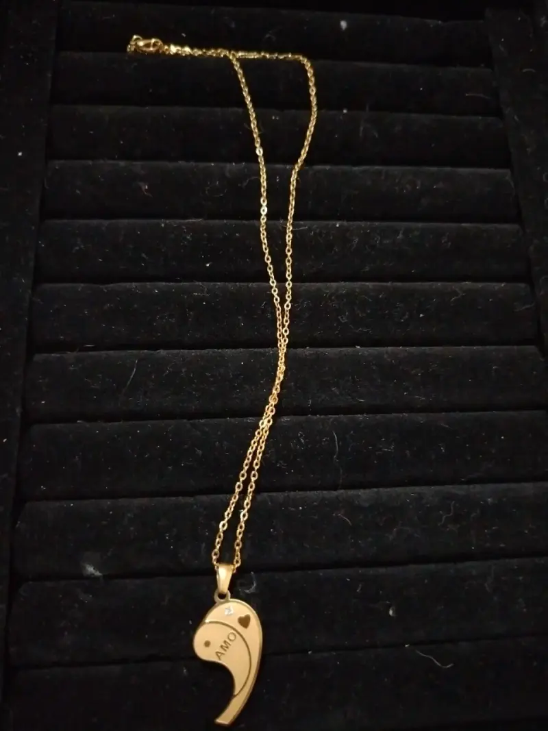 Collar de cadena dorada
