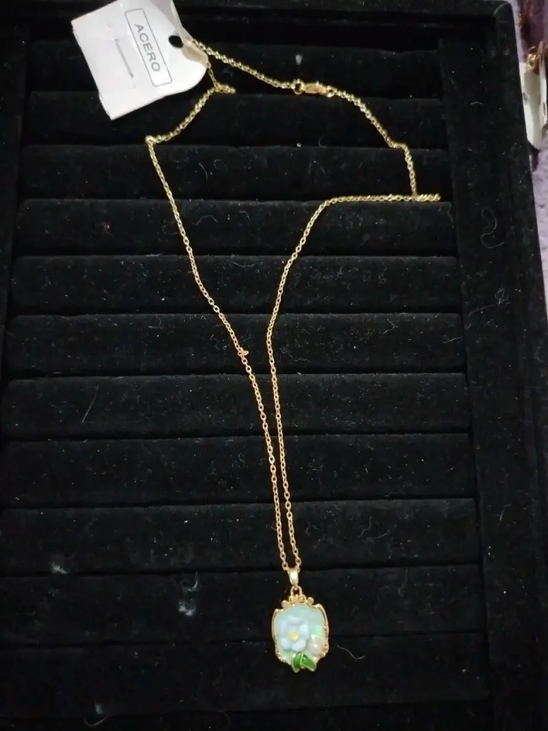 Collar dorado con dije floral