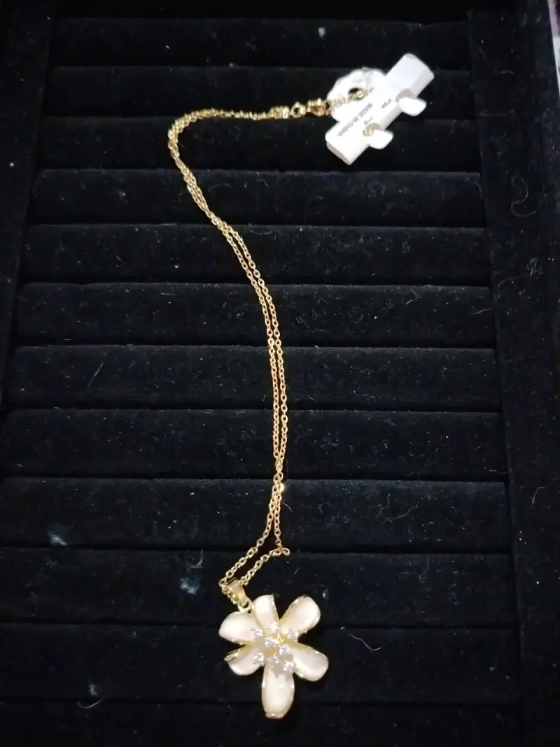 Collar dorado con flor nácar